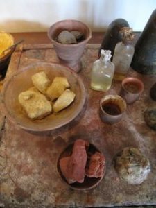 Vörös és sárga okker rögök, őrlés előtt továbbá lenolajos és dióolajos üvegek, melyeket Rembrandt a festékek eldörzsölésére és festőszer készítésre is használt
