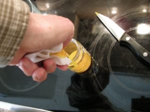 Nyomjuk a tojás sárgáját össze, így kifakad az azt körülvevő burok, a sárgája az edénybe folyik, de a burok a kezünkbe marad, és azt kidobhatjuk, így nem lesz darabos az emulzió. Ezt követően az edényben lévő sárgáját és fehérjét rázzuk jól össze.